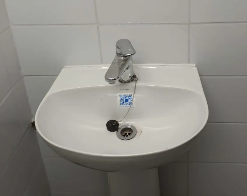 Fotografía de la instalación de un lavamanos