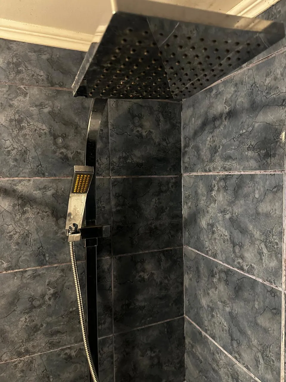 Fotografía de instalación de teléfono en ducha