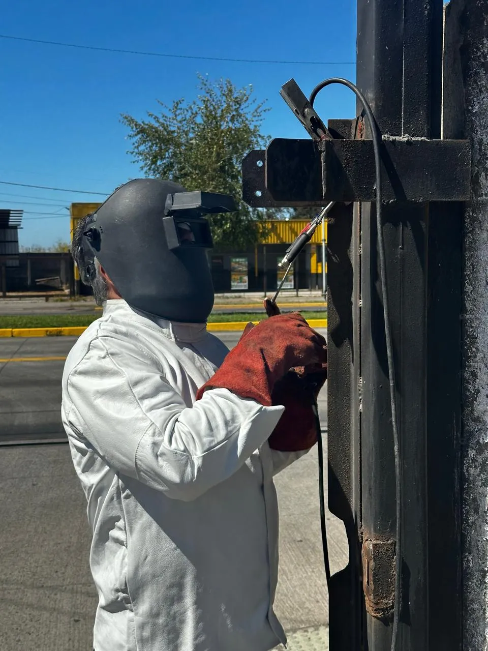 Hombre realizando trabajo de soldadura en piezas metálicas